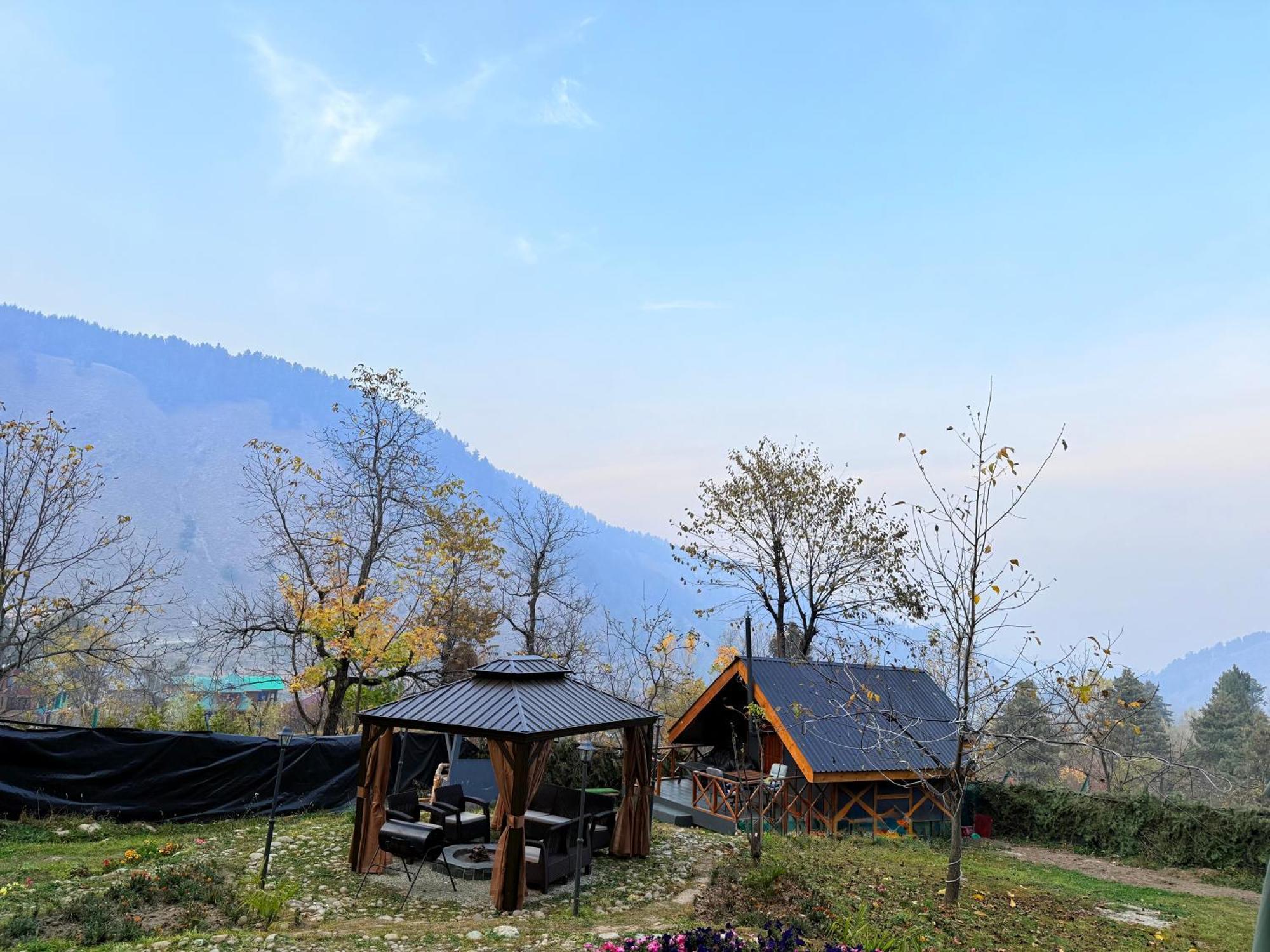 Solomons Gray Villa Tangmarg Room photo